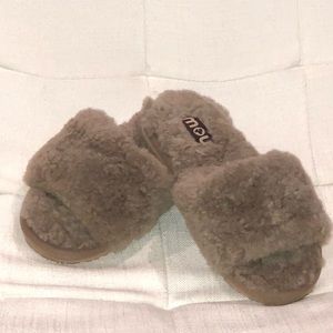 MOU sand sheepskin Sz. 7 slippers